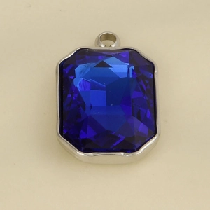Gedetailleerd zicht op een saffierblauwe rechthoekige hanger met blauwe steen in zilver