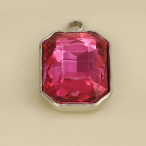 Gedetailleerd aanzicht van een rechthoekige roze glazen kristallen hanger in zilveren vatting