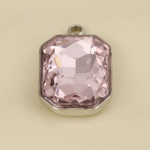 Macro-detail van een 304 roestvrijstalen hanger met roze kristalglas in smaragd geslepen