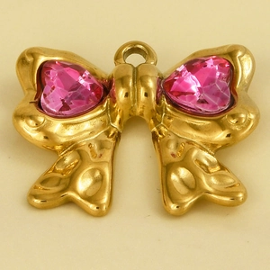 Detailopname van een gouden strikhanger met twee hartvormige roze kristallen