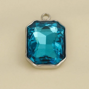 Detailopname van een smaragdgeslepen blauwe kristallen hanger met roestvrijstalen frame