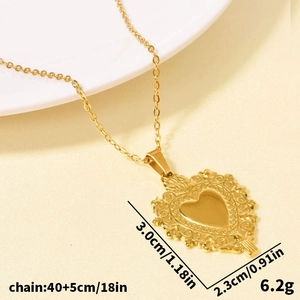 Collana minimalista in acciaio inossidabile oro 18k con pendente a cuore inciso