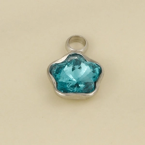 Detail eines cyanfarbenen Edelstein-Anhängers mit silbernem Edelstahlrand und Ring