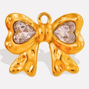 Detailweergave van de strikhanger met hartvormige kristallen en gouden afwerking