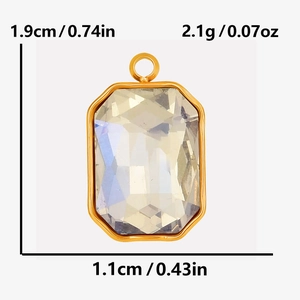 Detailoverzicht van rechthoekige kristallen hanger met 18k verguld stalen frame
