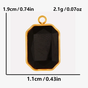 Detail van de gefacetteerde zwarte hanger met afmetingen 1,9cm hoogte en 1,1cm breedte