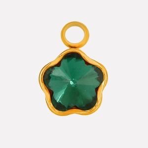 Detail eines fünfblättrigen Blütenanhängers mit grünem Kristall und Goldrahmen für DIY-Schmuck