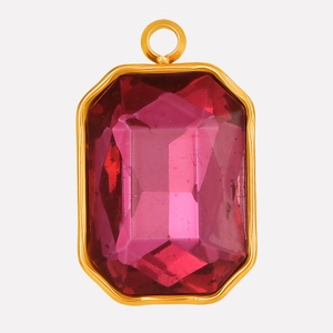 Detail van roze kristallen hanger met smaragd slijpvorm en 18k goud verguld stalen frame