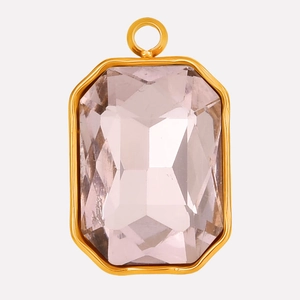 Detailopname van een lichtroze glazen hanger in smaragdgeslepen vorm met 18k goud vergulding