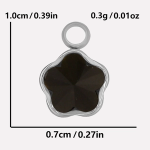 Makro-Detail eines 1,0 cm Blumenanhängers mit schwarzer Einlage und Edelstahlrahmen