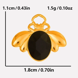 Dettaglio del ciondolo ape con dimensioni di 1,8 cm di larghezza e 1,1 cm di altezza