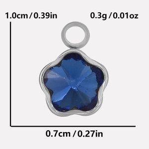 Detailansicht der Größe des silbernen Blumenanhängers mit blauem Stein, 1,0 cm x 0,7 cm
