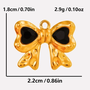 Detailweergave van een gouden strikhanger met zwarte hartvormige glasstenen en afmetingen