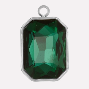 Macro-opname van een smaragdgeslepen groene glazen hanger met een zilveren frame