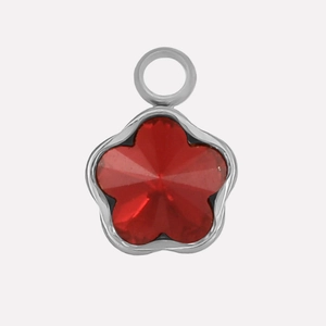 Detailaufnahme eines fünfblättrigen Blumenanhängers aus Edelstahl mit rotem Edelstein