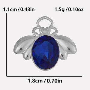 Dettaglio del ciondolo a forma di ape in acciaio 304 con dimensioni e cristallo blu