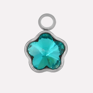 Nahaufnahme von silbernem Blumenanhänger mit meerblauem Kristall und Stahlrahmen