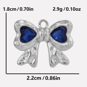 Gepolijste roestvrijstalen strikhanger met blauwe hartstenen, maat 1,8x2,2cm