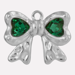 Detail van 304 roestvrijstalen strikhanger met twee groene hartvormige edelstenen erop