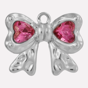 Detail van strik hanger met roze hart kristallen en roestvrijstalen afwerking