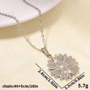 Vue détaillée du pendentif fleur en acier 304 montrant les dimensions et le poids