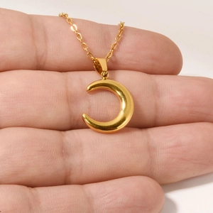 Elegante ciondolo a luna placcato in oro 18 carati su catena in acciaio inossidabile