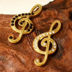 Pendentif clé de sol élégant avec strass brillants sur un support en bois