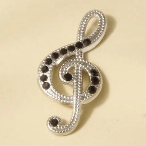 Détail du pendentif note de musique argenté serti de strass noirs brillants