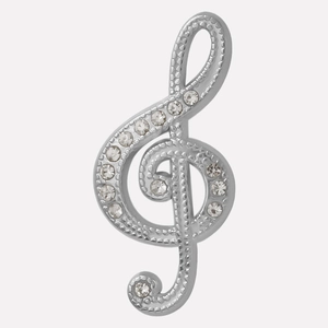 Vue détaillée d'un pendentif clé de sol en argent avec cristaux et bords perlés