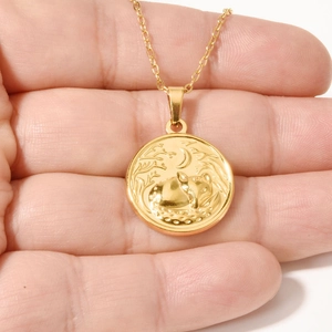 Collier en acier inoxydable plaqué or 18 carats avec pendentif animal gaufré