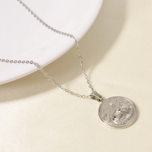 Relief détaillé d'un chat endormi sur un pendentif de collier en acier inoxydable 304