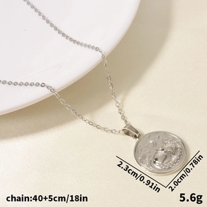 Vue détaillée du collier pendentif renard en relief avec chaîne de 40+5cm et 5,6g