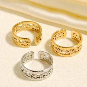 Drei Ringe mit Stern- und Mond-Ausschnitten in Gold und Silber aus rostfreiem Stahl