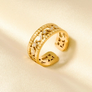 Detailansicht eines Vintage-Goldrings mit Stern- und Mondmustern und weißer Emaille