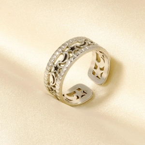 Detail des Stern- und Mond-Ausschnittmusters am verstellbaren Ring aus 304 Edelstahl