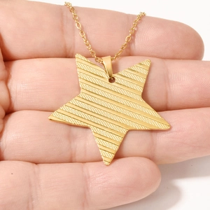Collier avec pendentif étoile dorée en acier inoxydable 304 avec texture rayée en main