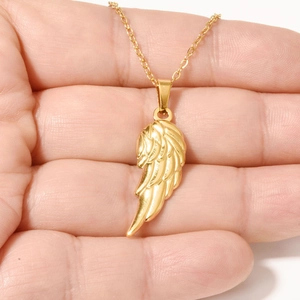 Collana con ciondolo a piuma in acciaio inossidabile placcato oro 18k con trama ad ala