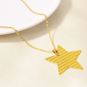 Collier Pendentif Pentagramme en Acier Inoxydable 304 pour Femmes Plaqué Or 18K Colliers Étoile à Rayures Minimalistes Bijoux