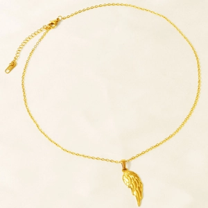 Collana in acciaio inossidabile dorato 304 con ciondolo piuma d'angelo e chiusura a moschettone