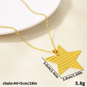 Collier avec pendentif étoile en acier inoxydable plaqué or 18k avec texture rainurée