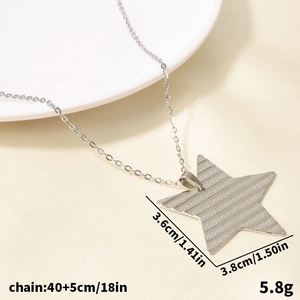 Vue détaillée du collier étoile argentée avec dimensions 3,6x3,8 cm et longueur de chaîne