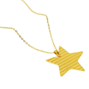 Collier en acier inoxydable 304 doré 18 carats avec un pendentif étoile texturé sur fond blanc
