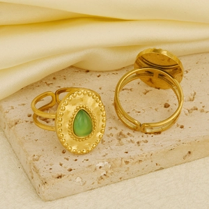 Bague vintage en acier inoxydable 304 doré avec pierre verte en goutte et bords perlés