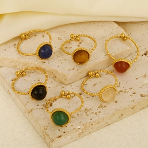 Set di sei anelli in acciaio inossidabile placcato oro 18K con gemme colorate tonde