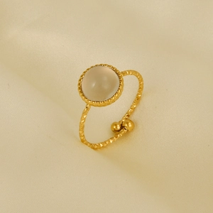 Dettaglio di anello in acciaio inossidabile placcato oro 18K con fascia martellata