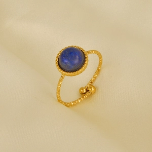 Dettaglio anello in acciaio placcato oro 18K con pietra tonda di lapislazzuli blu