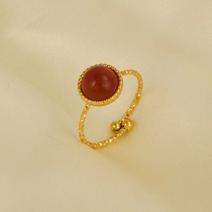 Dettaglio dell'anello placcato oro 18K con pietra preziosa rossa e trama sfaccettata