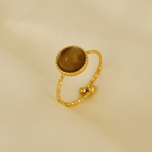 Dettaglio anello in acciaio placcato oro 18K con occhio di tigre e trama a rombi