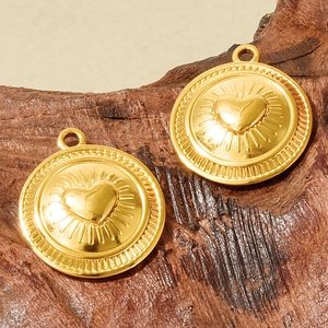 Detailansicht der 304 Edelstahl Herzanhänger in Gold mit strahlender Sonnenstrahl-Textur