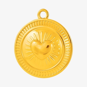 Detailansicht eines goldener Herzanhängers aus 304 Edelstahl mit Sonnenstrahl-Textur